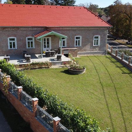 Kira Panzio Bed & Breakfast Lengyeltoti Екстериор снимка